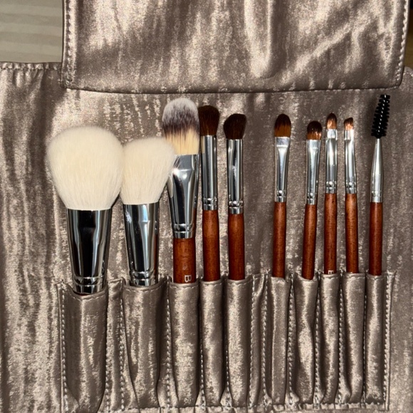 BVLGARI Limited Edition Gold Makeup Brushes Set with Makeup Pouch - Picture 6 of 11